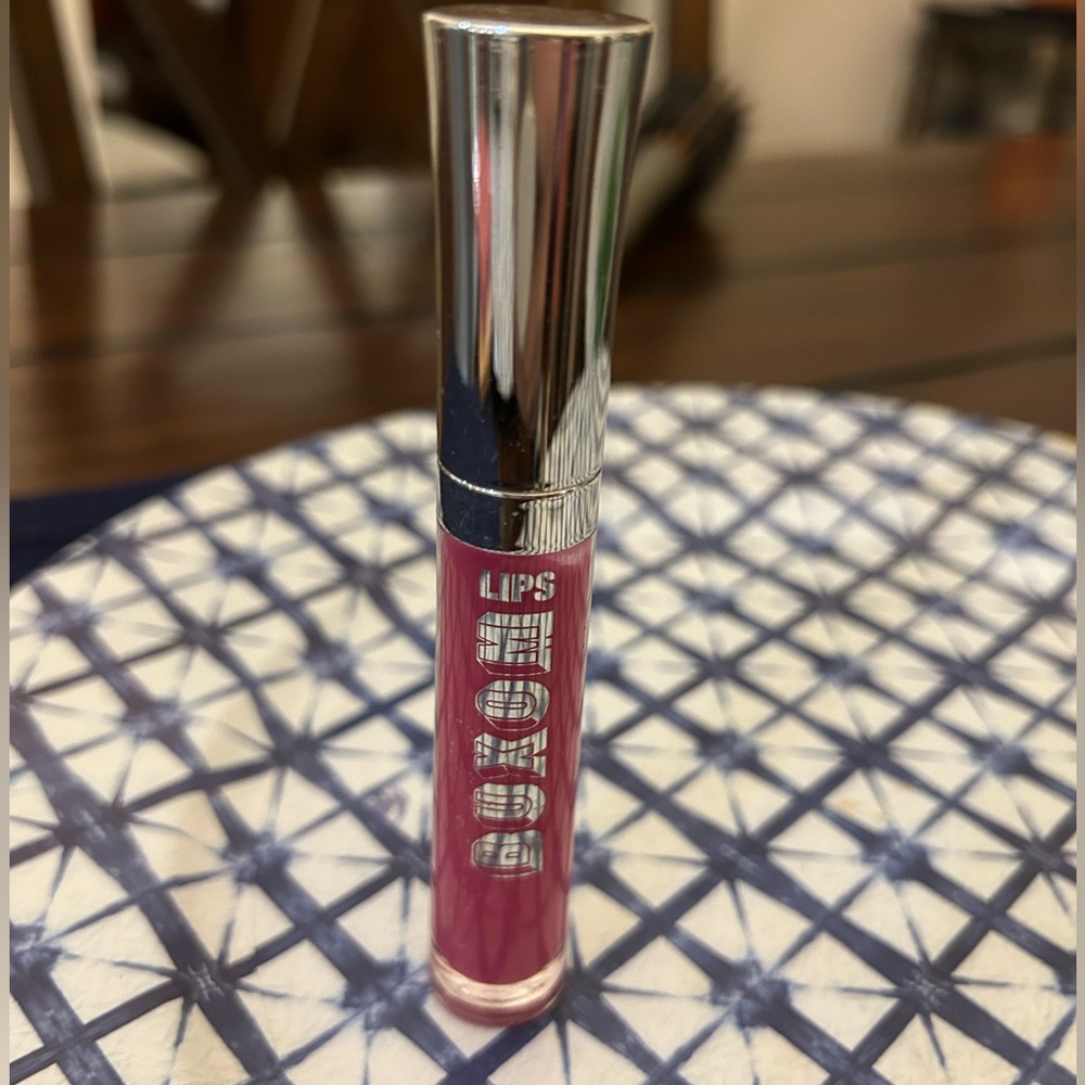Buxom lip plumping gloss
